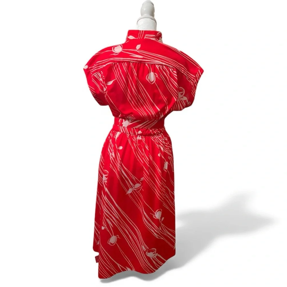 Vintage late 70s/early 80s Red Midi Dress with V-neck, matching belt and pockets - Picture 3 of 8